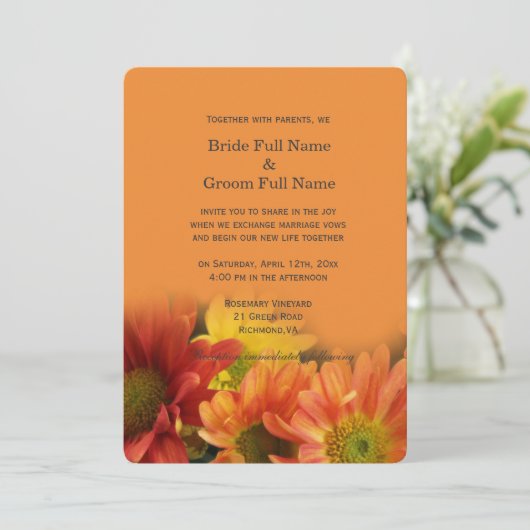 Kleurrijke rode, gele, oranje dagbloemen bruiloft kaart (Staand voorkant)