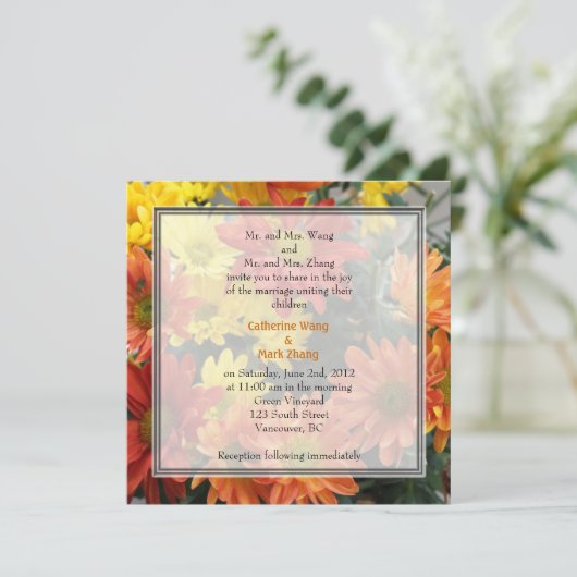 Kleurrijke rode, gele, oranje dagbloemen bruiloft kaart (Staand voorkant)