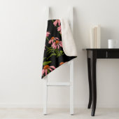 Kleurrijke roze bloemen op een zwarte achtergrond sherpa deken (In situ)