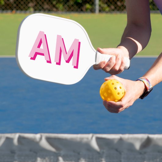 Kleurrijke Roze en Felroze Monogram Initialen Pickleball Paddle (Insitu)