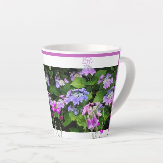 Kleurrijke roze en Paarse hydrangea Design Latte M Latte Mok (Rechterhoek)