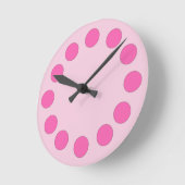 Kleurrijke roze Stippen op Aangepaste kleur Ronde Klok (Hoek)
