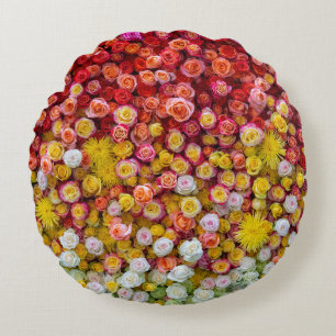 Kleurrijke rozen en chrysanten bloemengradiënt rond kussen