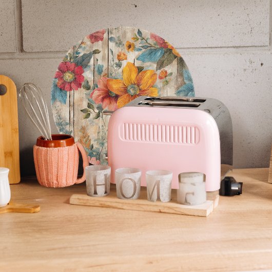 Kleurrijke rustieke bloem rond snijplank