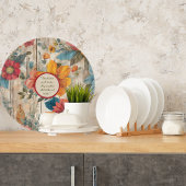 Kleurrijke rustieke bloemen rond  snijplank