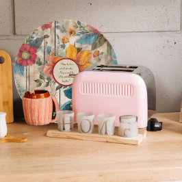 Kleurrijke rustieke bloemen rond  snijplank