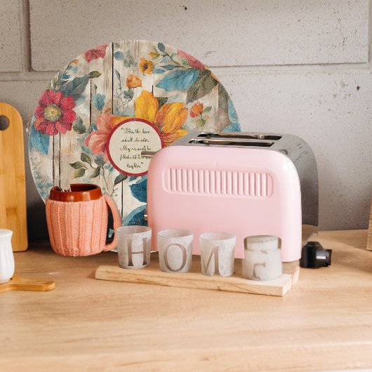 Kleurrijke rustieke bloemen rond  snijplank