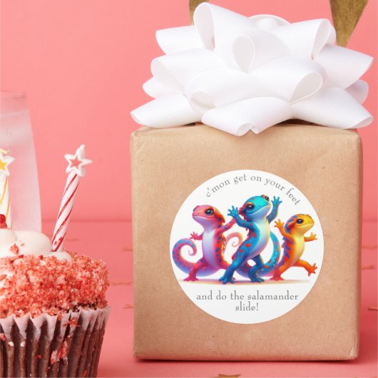 Kleurrijke Salamanders doen de Salamander Slide Ronde Sticker (Feest)