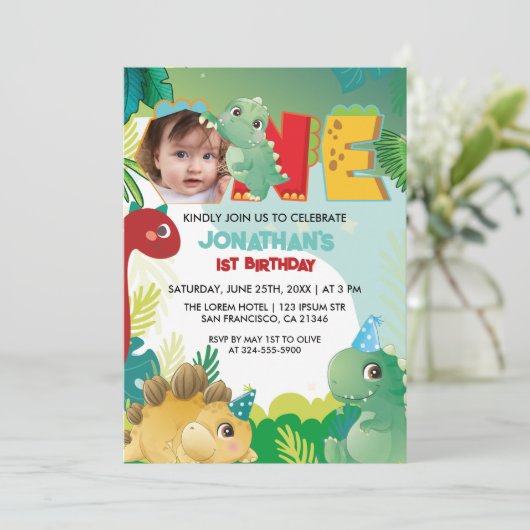 Kleurrijke Schattigee Dinosaurus Baby Boy Eerste V Kaart (Staand voorkant)