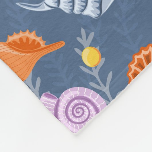 Kleurrijke schelpen en algen op blauw fleece deken (Hoek)