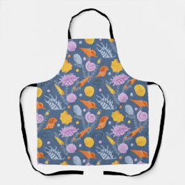 Kleurrijke schelpen en algen op blauw schort