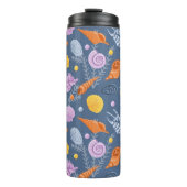 Kleurrijke schelpen en algen op blauw thermosbeker (Voorkant)