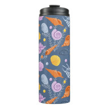 Kleurrijke schelpen en algen op blauw