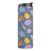 Kleurrijke schelpen en algen op blauw thermosbeker (Gedraaid links)