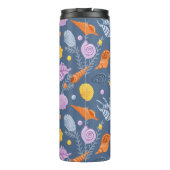 Kleurrijke schelpen en algen op blauw thermosbeker (Achterkant)