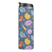 Kleurrijke schelpen en algen op blauw thermosbeker (Geroteerd rechts)