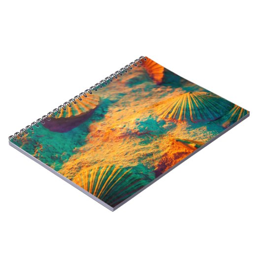 Kleurrijke schelpen en zand op de beuk notitieboek (Linkerzijde)