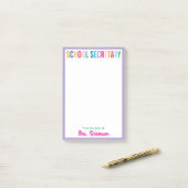 Kleurrijke schoolsecretaris van het bureau van post-it® notes (Op bureau)