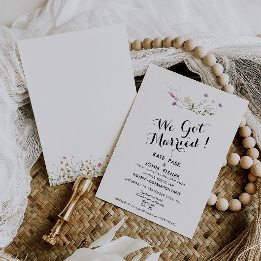 Kleurrijke sierlijke wilde bloemen bruiloft kaart