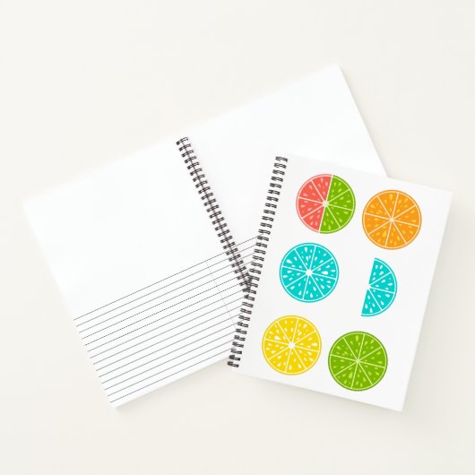 Kleurrijke sinaasappelschets en gevoerd notitieboek (Binnen)