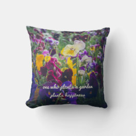 Kleurrijke slipjes in bloei in de tuin van het lan kussen