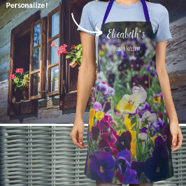 Kleurrijke slipjes in bloei in de tuin van het lan schort