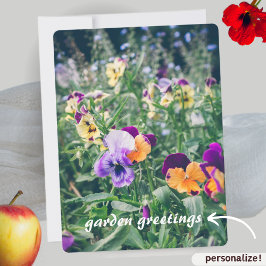 Kleurrijke slipjes in een zomerse landtuin feestdagenkaart