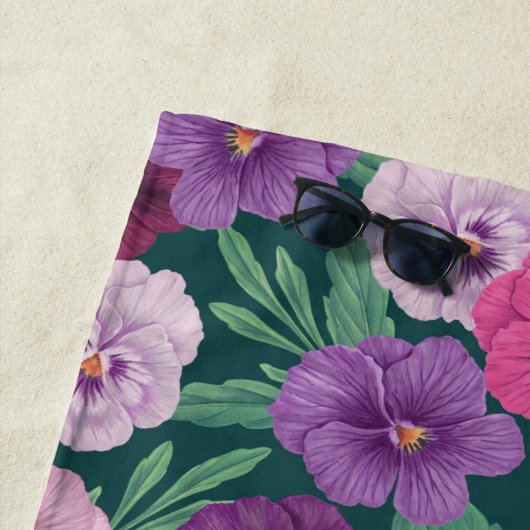 Kleurrijke slipjes op donkergroen blauw strandlaken (In situ)