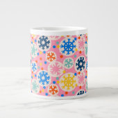 Kleurrijke sneeuwvlokken op roze vakantiepatroon grote koffiekop (Voorkant)
