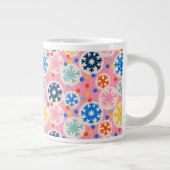 Kleurrijke sneeuwvlokken op roze vakantiepatroon grote koffiekop (Rechts)