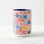 Kleurrijke sneeuwvlokken op roze vakantiepatroon mok (Midden)