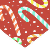 Kleurrijke snoepjes en sneeuw op rood korte tafelloper (Hoek)