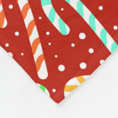 Kleurrijke snoepjes met sneeuw op rood fleece deken (Hoek)