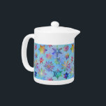 kleurrijke Snowflake-kerstpatroonteapot Theepot<br><div class="desc">Dit prachtige kerstmis-/winterpatroon is voorzien van sneeuwvlokken met een gestreepte, gemarmerde werking in een regenboog van kleuren op een blauwe achtergrond. De sneeuwvlokken schijnen te gloeien en te schijnen in deze winter, een modern patroon. Gebruik als achtergrond voor jouw tekst of foto's of geniet van de actuele stand van zaken...</div>