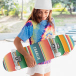 Kleurrijke stamstrepen Aangepaste persoonlijke naa Persoonlijk Skateboard<br><div class="desc">Kleurrijke stammenstrips Skateboard met aangepaste naam is voorzien van uw gepersonaliseerde naam in moderne typografie op een kleurrijke gestreepte achtergrond in groen, oranje, rood en wit. Personaliseer door de tekst in het verstrekte tekstvakje uit te geven. Geef een aangepast geschenk, een gepersonaliseerd skateboard aan je favoriete skateboarder voor Kerstmis, verjaardag...</div>
