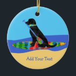 Kleurrijke Stand Up Paddle Board Preppy Black Lab Keramisch Ornament<br><div class="desc">Gepersonaliseerde Kleurrijke Stand Up Paddle Board Preppy Black Lab Hond rijden SUp board dragen heldere bloem patterned classic preppie opgedoken shirt en marine De Preppy Dog™ kraag. Black Lab met SUP-peddel in zijn mond zittend op een levendige hawaiiaanse pattereerde paddle board. Personaliseer met uw eigen tekst. Leuk vakantie ornament voor...</div>