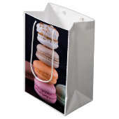 Kleurrijke stapel Franse Macarons Medium Cadeauzakje (Voorkant Gekanteld)