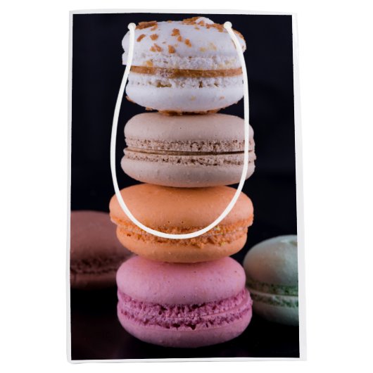 Kleurrijke stapel Franse Macarons Medium Cadeauzakje (Voorkant)