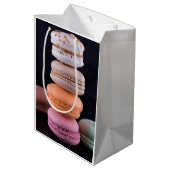 Kleurrijke stapel Franse Macarons Medium Cadeauzakje (Achterkant Gekanteld)