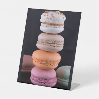 Kleurrijke stapel Franse Macarons Reclamebord Met Voetstuk