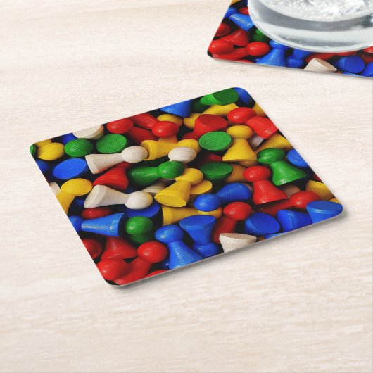 Kleurrijke Stapel van Houten Spelstukken Kartonnen Onderzetters (Schuin)