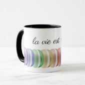 Kleurrijke stapel zoete macaronen: la vie est bell mok (Voorkant links)