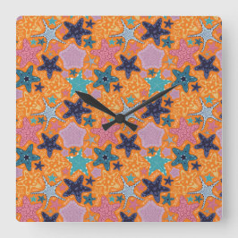 Kleurrijke Starfishes met oranje kleur achtergrond Vierkante Klok