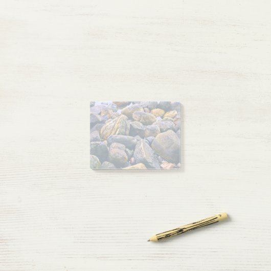 Kleurrijke stenen post-it® notes (Op bureau)