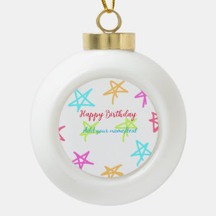 Kleurrijke sterren gelukkige verjaardag voeg naam  keramische bal ornament
