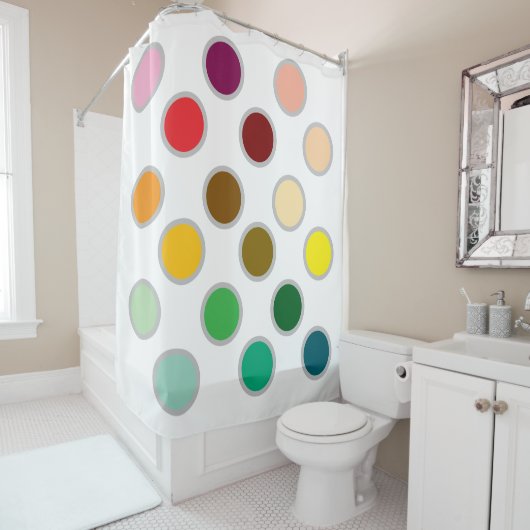 Kleurrijke stippen en wit douchegordijn (In situ)
