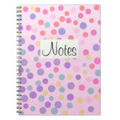 Kleurrijke stippen op pastelroze notitieboek (Voorkant)