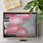 Kleurrijke stokken en dame op hoge hoogte tissuepapier (Geschenk)