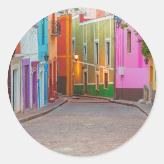 Kleurrijke straat scène ronde sticker (Voorkant)