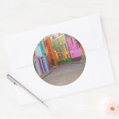 Kleurrijke straat scène ronde sticker (Envelop)